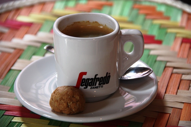 Café de sabor forte e biscoitinho de aveia, produção da casa