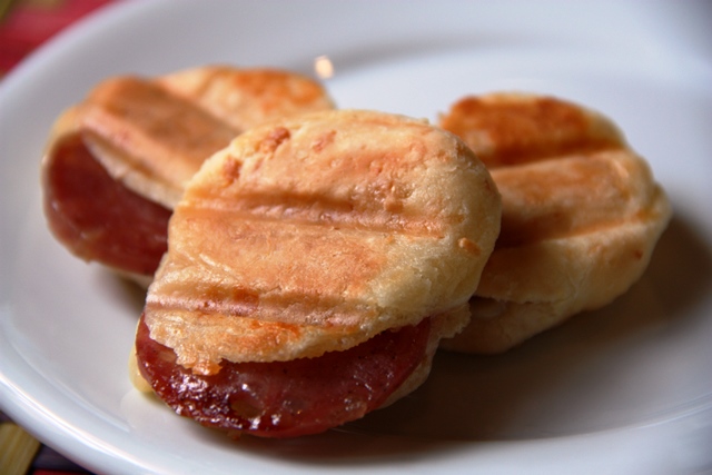 Pãozinho de queijo amassado com salame e queijo, maravilha