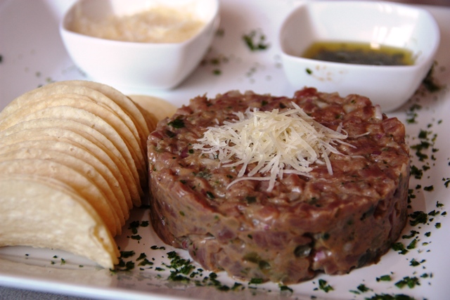 Carne moída bem temperada e para acompanhar batatas chipes