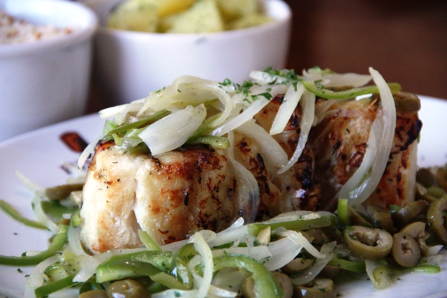 Restaurante Fusion: lombo de bacalhau no molho de cebolas, pimentões, azeitonas e azeite