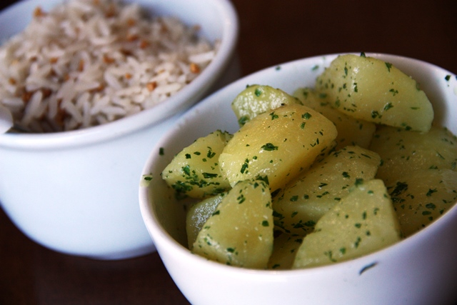 . Para acompanhar o bacalhau, vem o arroz com alho e batata (al dente) com ervas 