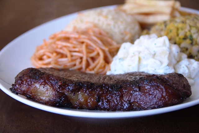 Executivo: a carne de picanha grelhada é macia, suculenta e os acompanhamentos