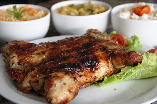 O galetinho desossado é temperado com alho, salsa, orégano e manteiga de garrafa.