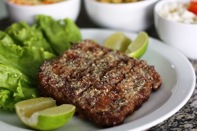 A costelinha permanece por quatro horas no ponto mais alto da churrasqueira, a fim de ficar crocante e, no final, receber o queijo parmesão polvilhado