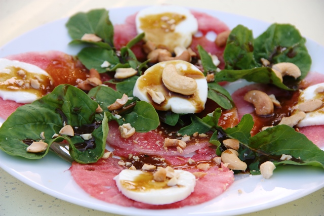 Carpaccio de melancia: salada leve, refrescante e criativa