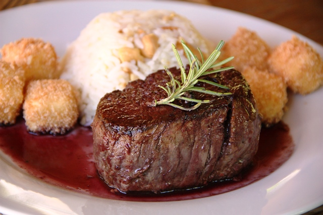 Maravilha: filet mignon com redução de caldo de cana no restaurante No Quintal