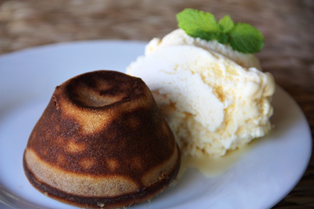 Petit gâteau nordestino com bolinho de casca crocante e com recheio de doce de goiaba.