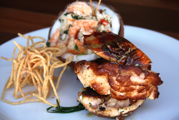 Os frutos do mar são servidos no sistema de buffet. Esta foto do lagostim, por sinal bem nascido, com arroz de coco é para mostrar a belezura e charme do crustáceo apenas na manteiga e ervas