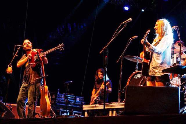 Banda do Mar fez bela estreia no projeto O Baile na Cidade. Fotos 