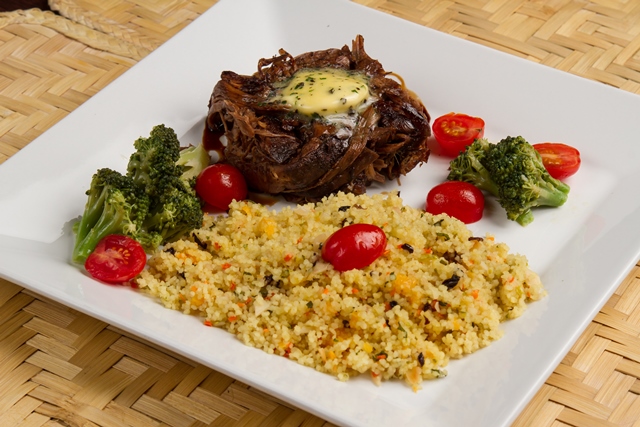 Alphazema Restaurante e Cafeteria Cordeiro BraseadoDesfiado com molho do cozimento, manteiga de ervas, couscous marroquino, tomate cereja confit e brócolis no alho.