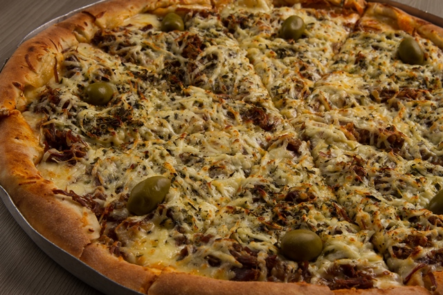 Pifanos Pizza: massa com carne do sol e queijo de coalho, em Arapicara 