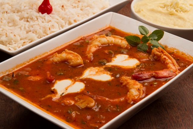 Sou JorgeCamarão Salve JorgeCamarão flambado e puxado na manteiga de camarão, com molho de tomate fresco, champion e alcaparras em seguida um pouco de nata, arroz de alho e purê de batata