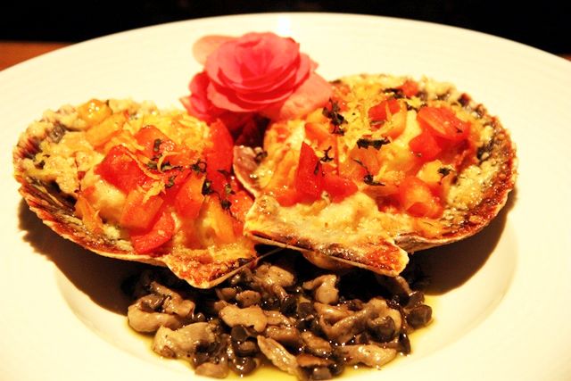 Conchinhas de Afrodite, a deusa grega do amor, com vieiras, queijo, cogumelos e azeite. Um bom começo no Wanchako, hotel Jatiúca