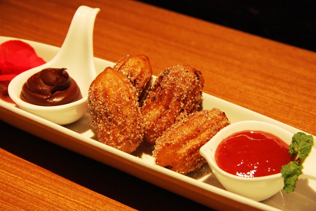 Toda paixão é doce. Na receita churros com geleia de goiaba e ganache de chocolate