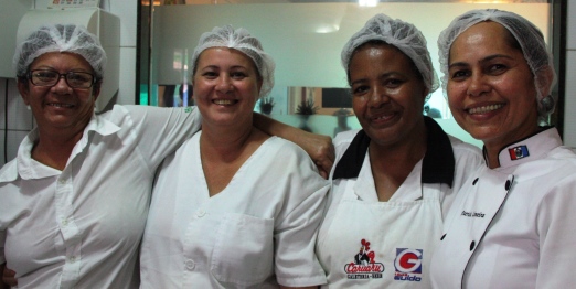 Cícera, Rosinha, Luzinete e Patrícia (estagiária). Elas mandam na cozinha do Caruaru