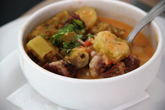 Charque guisado no leite de coco com quiabo e maxixe, mistura danada de boa