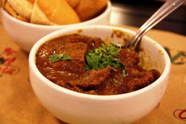 Língua ao molho de tomate é de pedir bis