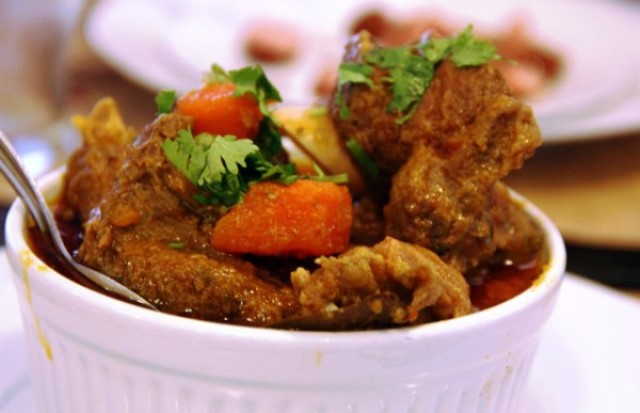 Bode guisado, no tempero tradicional, vem com o molho espesso