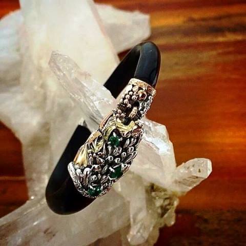 Pulseira de couro e prata, criação de Damian em cartaz na Caleisdócopio