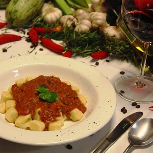 Jantar a dois é sempre romântico. Na foto é do restaurante Maria Antonieta, palco de muitas festas de casamento, também tem cardápio especial para os apaixonados