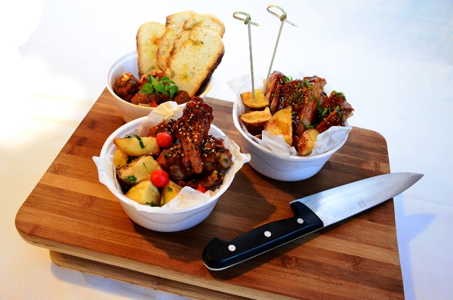 Costelinha suína ao molho barbecue com batatas coradas. Foto divulgação