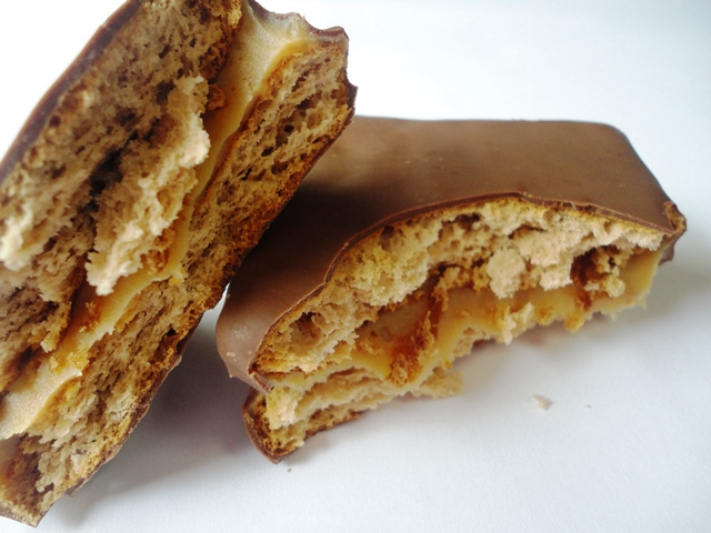 Da argentina: os biscoitos alfajor recheado com caramelo e uma camada de chocolate por cima