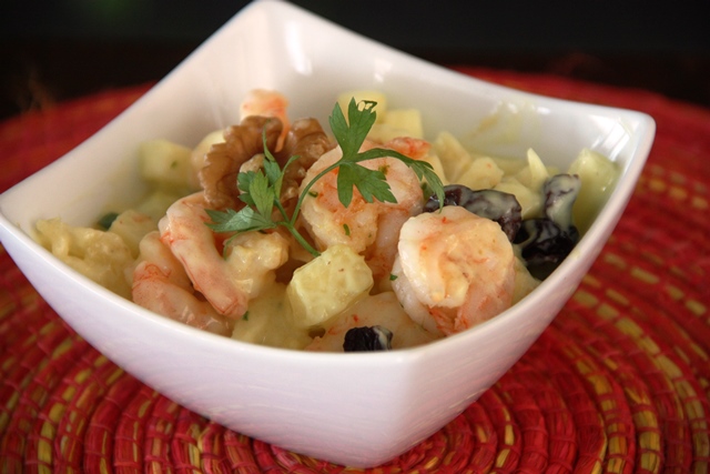 Salada de camarão com frutas, um bom começo