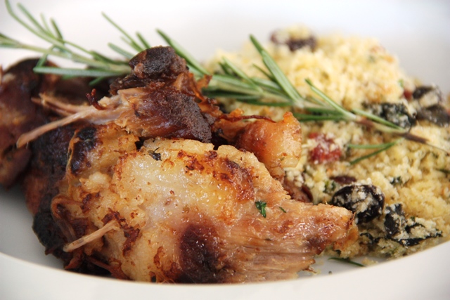 Pernil de porco com farofa de ervas