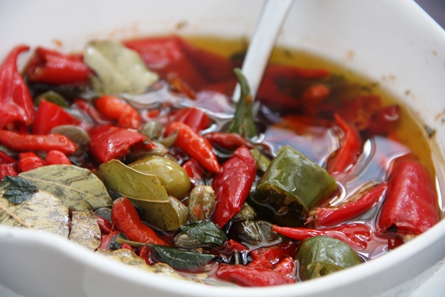 Molho de pimenta do Anamá, incrementado com azeite, folha de louro e ervas