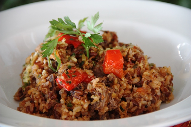 Carne de sol com arroz vermelho, ótimo tempero