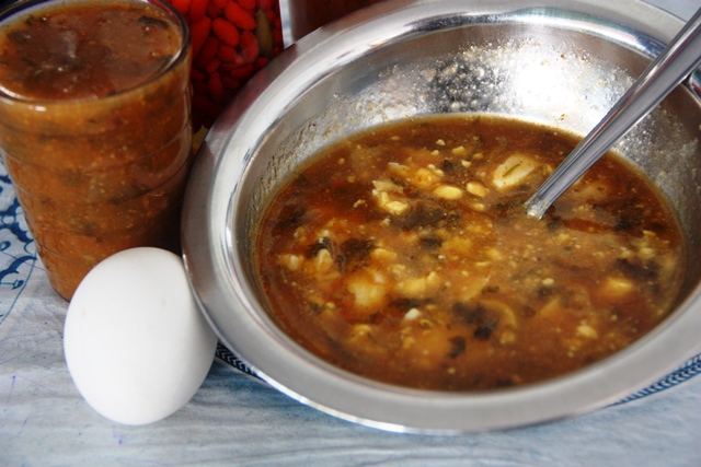 Resultado: caldo de mocotó com ovo machucado, dizem que levanta até defunto