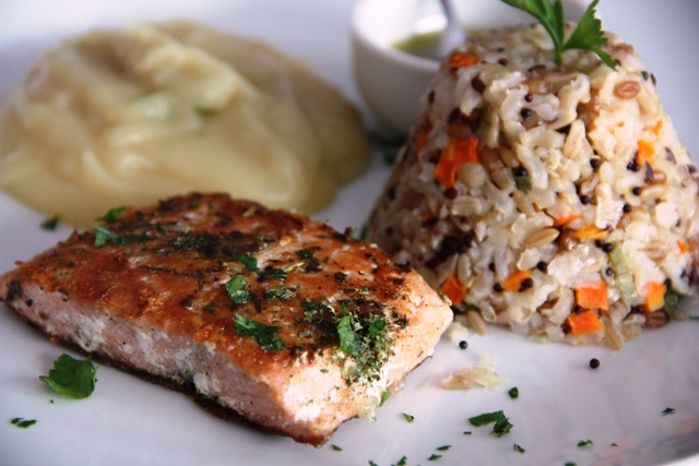 No cardápio também tem comidas com assinatura do chef Wanderson Medeiros