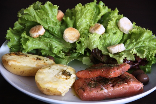 Salada de salmão marinado no azeite com ervas