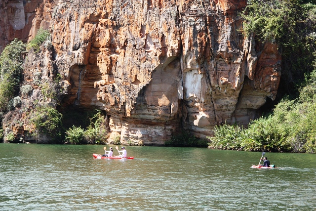 Amantes dos esportes náuticos navegam pelo Rio São Francisco