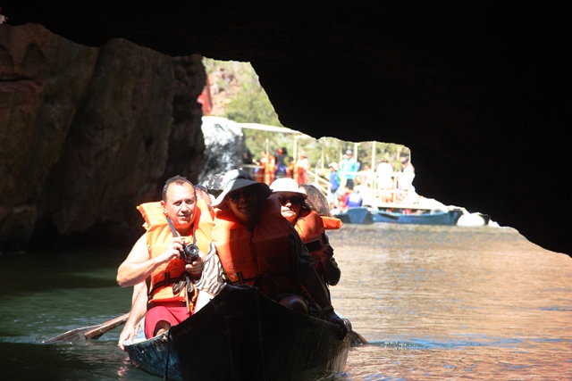 Passeio de barco pela Gruta do Talhado