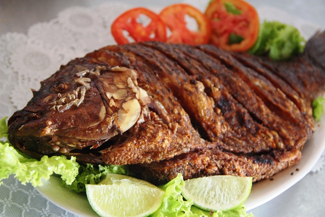 Tilápia frita é o manjar das carrancas (protetoras dos navegantes do São Francisco) do Castanho