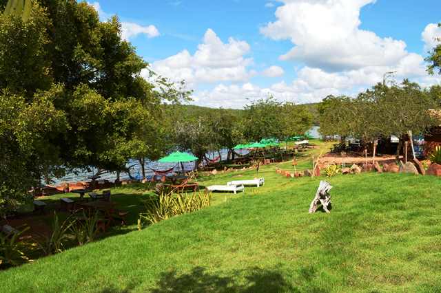 Detalhe do jardim e do Velho Chico na cidade de Delmiro Gouveia