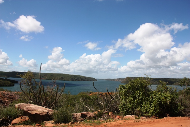 Pela estrada de barro até o Restaurante Castanho o Rio São Francisco sempre aparece