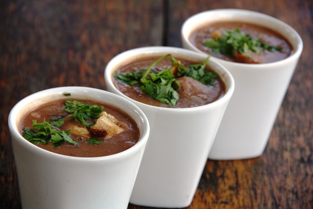 Caldinho de feijão, as boas vindas do restaurante Castanho