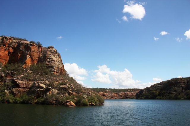 Navegar pelos cânions Rio São Francisco é uma terapia e no inverno fica mais bonito