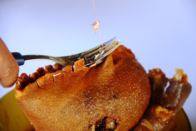 Ritual: Tirando a linha para comer o recheio da buchada de bode