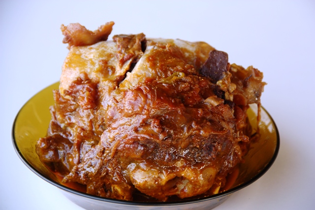 fazer a cabeça de bode é uma ciência, numa técnica que descarta boa parte do crânio do animal