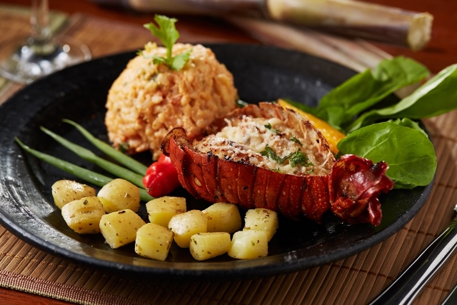 Arroz de frutos do mar com lagosta flambada na cachaça