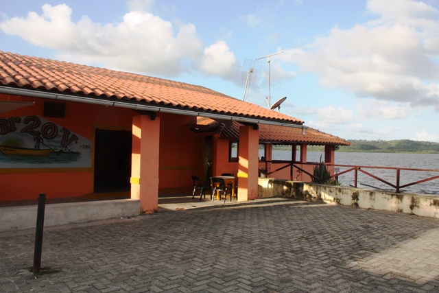 Fachado do Bar 20 V, na orla lagunar da cidade, 25 anos de tradição