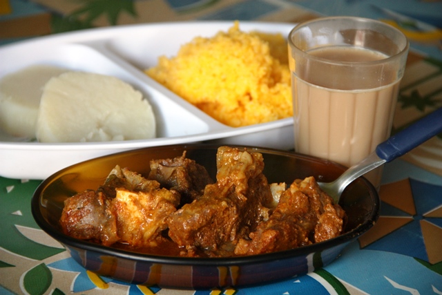 Arapiraca: café da manhã no bar com bode guisado, inhame , cuscuz e café com leite