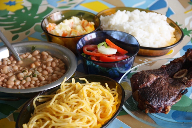Bode assado e seus completos: feijão, arroz, salada e maionese, simples e muito bom