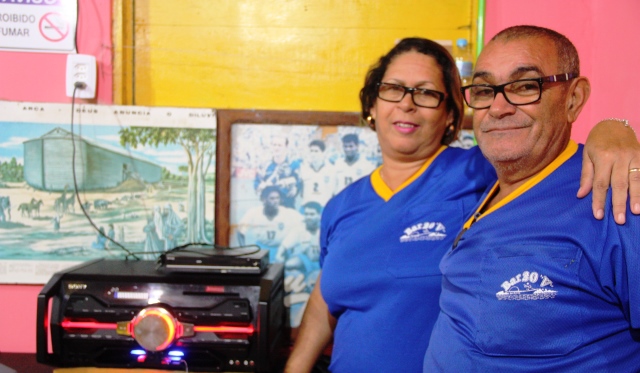 Dislene e Capão, comandam a cozinha, o bar e atendem os fãs do Bar 20 V