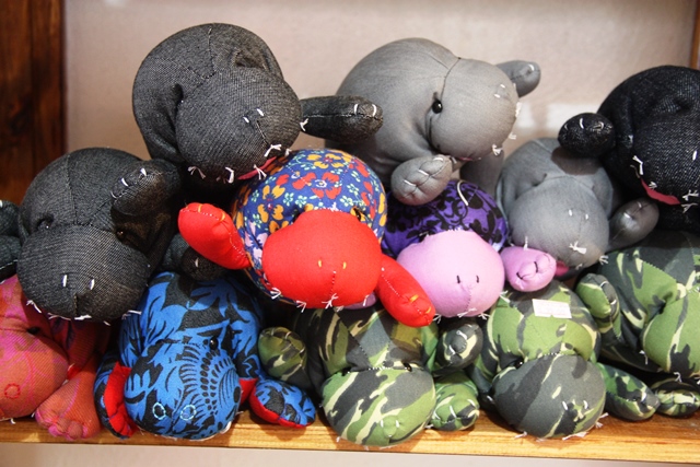 Lembrança: os peixes boi de pano feito pelas mulheres da cidade de Porto de Pedras