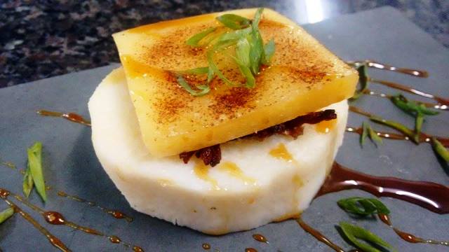 Receita prática: Rodela de inhame com recheio de carne sol desfiada, queijo manteiga maçaricado e por último recebe fios de mel de engenho. Adorei a sugestão pernambucana do chef Rivandro