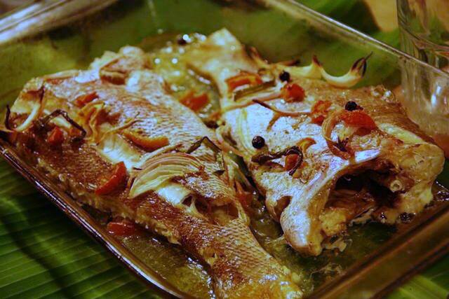 Peixe vermelho ao forno é preparado no azeite, alho, cebolas e ervas